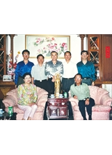 民國八十九年，黃大使（前排右）與夫人（前排左）邀請時任國防部情報次長的大鵬主委（後排中）餐敘。（圖／謝迺岱）之照片