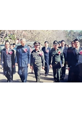 黃顯榮大使（左起）、雷雨田將軍、泰國統帥部威奈將軍、邊防司令部軍官、作者謝迺岱，共同出席立碑紀念典禮。（圖／謝迺岱）之照片