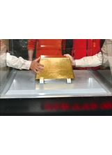 金瓜石黃金博物館中一塊重達二二○公斤的大金磚最引人注目，遊客可以體驗一下親手觸摸金磚的感覺。（圖／劉俊輝）之照片