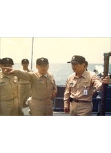 臨時遇到專送任務，許培山（前左二）向陳邦治總司令（右一）簡報。（圖／許培山）之照片