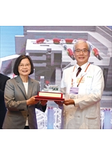 北榮院長陳威明（右）將北榮重粒子癌症治療中心模型獻給蔡總統（左）。（圖／林建榮）之照片