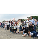 桃園市榮服處的遺孤學子等，在空軍新竹基地參觀戰鬥機飛行表演。（圖／林建榮）之照片