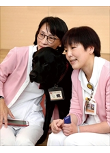 北榮安寧病房劉曉菁護理師（左）、一一三病房楊婉伶副護理長（右）是輔助治療犬Oba的護理師「Home媽」。（圖／北榮）之照片