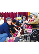 岡山榮家於感恩活動中，安排子女為母親洗腳，表達感恩。（圖／岡山榮家）之照片