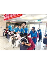 北榮蘇澳分院安排專業按摩師，為醫護按摩肩頸紓壓。（圖／北榮蘇澳分院）之照片