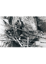 隆冬中，輔導會主委蔣經國視察北橫施工，走過架在溪面的木架便橋。（圖／取自榮民文化網）之照片