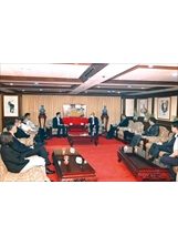 月會前，主委（後右）於貴賓室接待黃奎博教授（後左）及榮光專業獎章獲獎者。（圖／林建榮）之照片