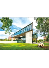 亞洲大學內的「亞洲現代美術館」，是知名建築師安藤忠雄設計的。（圖／本刊編輯部）之照片