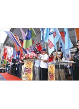 李副主委（前右一）代表輔導會參加「黃埔建軍、建校迎百年」啟幕式，並舉國旗參加大合唱。（圖／林建榮）之照片