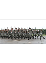 由陸軍官校專科班校友為班底的校友連，在校慶分列式中表演踢正步。（圖／軍聞社李忠軒）之照片