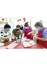 岡山榮家育樂堂的住民奶奶歡喜包餛飩品嘗。（圖／岡山榮家）之照片