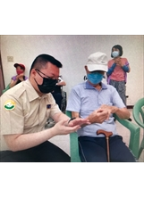 徐伯寧（左）協助住民伯伯養生保健之餘，還會傾聽伯伯的生命故事。（圖／黃柏翰）之照片