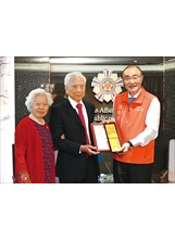 主任委員（右）頒贈一等榮光專業獎章，並和朱坤塗董事長伉儷一同展示獎章和證書。（圖／林建榮）之照片