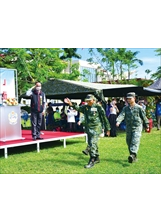 一○四歲雷永祥爺爺偕現役軍人踢正步，贏得掌聲。（圖／岡山榮家）之照片