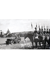 陸軍官校遷校至鳳山初期，校慶時還有騎兵部隊接受校閱。（圖／聯合知識庫）之照片