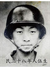 在臺南入伍生總隊受訓的張濟華，曾在陸軍官校二十五周年校慶日，擔任學校大門儀隊成員。（圖／張濟華）之照片