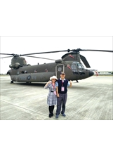 作者楊宗松（右）與夫人出席部慶大會，在CH-47契努克直升機前留下開心的身影。（圖／楊宗松）之照片
