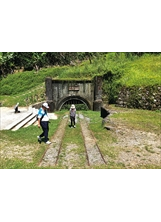 石底大斜坑前留有當年運煤的軌道遺跡。（圖／劉俊輝）之照片