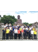 吳副主委（前左四）偕參加會報同仁，至八卦山進行環境教育活動。（圖／中彰榮家）之照片