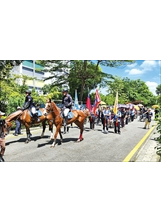 騎警騎馬帶領自強學子，陪同長輩們遊行。（圖／高雄市榮服處）之照片