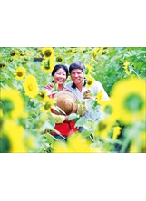 職場退休後，郭加圖（右）勤於在菜園耘土、整地與種菜，妻子（左）則協助除草、灌溉，其樂融融。（圖／郭加圖）之照片