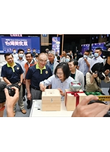 總統由主委陪同，在福壽山農場紀念茶倉禮盒簽名紀念。（圖／林建榮）之照片