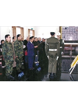 賴阿漢（主祭者）偕宜蘭縣八二三戰役戰友協會，在金門向陣亡戰士致祭。（圖／賴阿漢）之照片