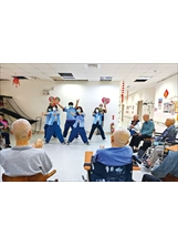 宜蘭高商「女街社」學生赴臺北榮家表演精采舞曲。（圖／宜蘭縣榮服處）之照片