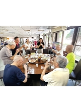 八德榮家百匯宴中，副主任陳小慈逐桌向住民敬茶同歡。（圖／八德榮家）之照片