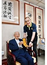 現任主委馮世寬（右）敬頒一等榮光專業獎章予前主委許歷農（左）。（圖／林建榮）之照片