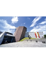 八里十三行博物館的外觀，以三組不同型態的建築群發想。之照片