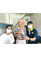 呂姿瑩（左）與陳海貴輔導員訪視榮民長輩，並提供保溫瓶，希望長輩都能注意身體健康。（圖／高雄市榮服處）之照片