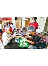 彰化榮家邀專家教做水煎包，長輩們快樂學習。（圖／彰化榮家）之照片
