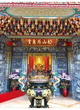 虎山山腳的松山慈惠堂是臺北市著名的廟宇。之照片