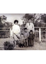 民國五十四年，作者易學明與妻子及三個兒子拍全家福合照，溫馨幸福，讓他至今感念政府的德澤。（圖／易學明）之照片