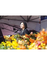 蔡總統以「自信沉穩、國家前進 讓世界因臺灣而更好」為題發表演講。（圖／總統府）之照片