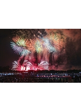 國慶焰火在臺中市中央公園上空綻放，形成璀璨壯觀的視覺盛宴。（圖／黃仲裕）之照片