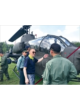 主委在AH-1W超級眼鏡蛇攻擊直升機前慰勉官兵，並期望參觀民眾支持國軍，增強全民國防意志。（圖／鍾祖豪）之照片