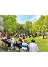 賀蘭管樂團在板橋榮家戶外演奏，供榮民長輩欣賞。（圖／板橋榮家）之照片