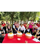 臺北榮家主任劉化宇（中左）偕台北富邦銀行慈善基金會總幹事毛智弘（中右），與楊芝生爺爺（中）一同切蛋糕。（圖／臺北榮家）之照片