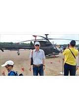 陳尚勤在湖口營區親睹直升機等各項武器裝備，對國軍戰力提升深感驕傲。（圖／陳尚勤）之照片
