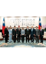 主任委員（右三）陪同席海華總會長（左四）晉見總統（中）。（圖 ／總統府）之照片