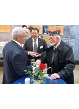 倪參事（中）與「美國大兵論壇」羅總會長（右）及佛州退伍軍人事務廳哈廳長（左）相談甚歡。（圖／輔導會）之照片