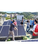 職訓中心的太陽能光電班，教學員如何安裝太陽能板。（圖／職訓中心）之照片