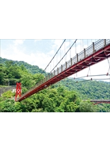 登上烏來吊橋，可盡覽壯闊南勢溪河谷。之照片