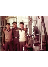葉國麟（中）與中正理工學院同學江德信（左）、黃增光（右）在化工實驗室合影。（圖／葉國麟）之照片