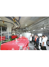 總統（前左二）由主任委員（前左三）等陪同，參觀臺北榮總重粒子癌症治療中心的同步加速器，對這座最先進的醫療設備印象深刻。（圖／林建榮）之照片