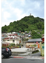 蟾蜍山聚落被稱為臺北市唯一的活眷村，右下方的「蟾蜍山大客廳」，是凝聚居民感情，推廣眷村文化的據點。（圖／林建榮）之照片