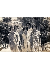 繆阿姨（左）看著小時候五姊妹在老家前的合影，感嘆時光的流逝。（圖／繆芝芬）之照片