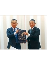 座談前，傅副主委（左）與日本「隊友會」理事長岩崎茂（右）合影留念。（圖／輔導會）之照片